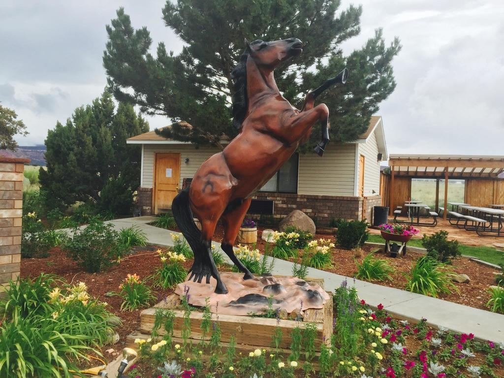 Broken Spur Inn & Steakhouse Torrey Exterior foto